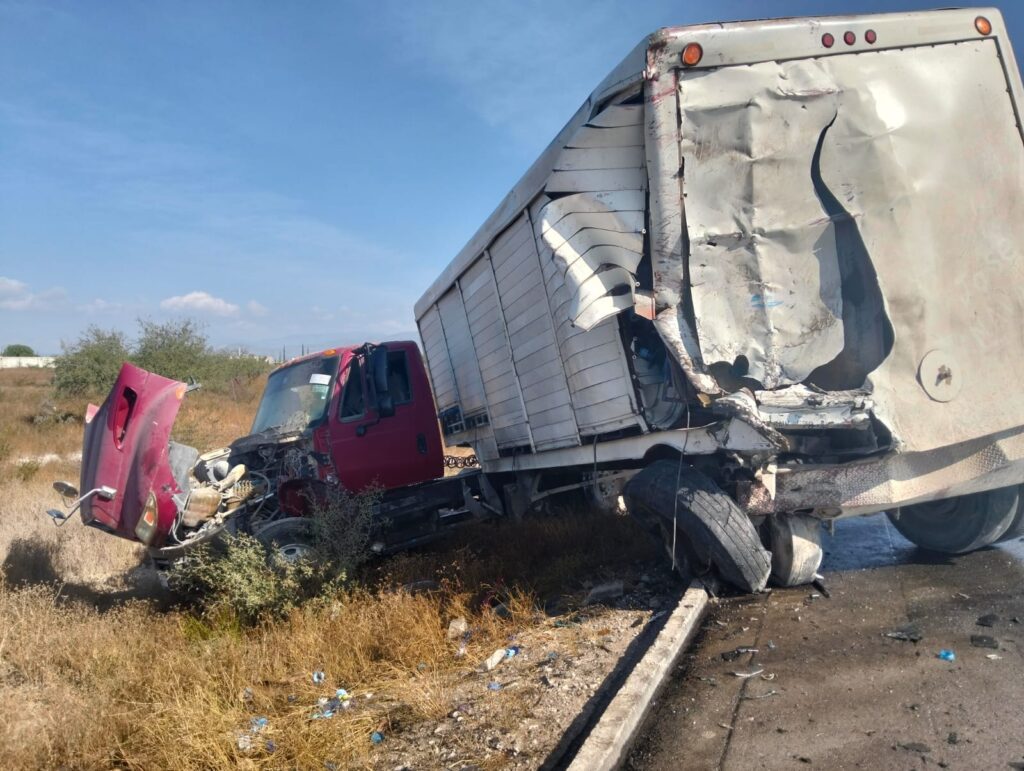 Choque de tráileres en carretera Tula-Victoria causa daños y un herido