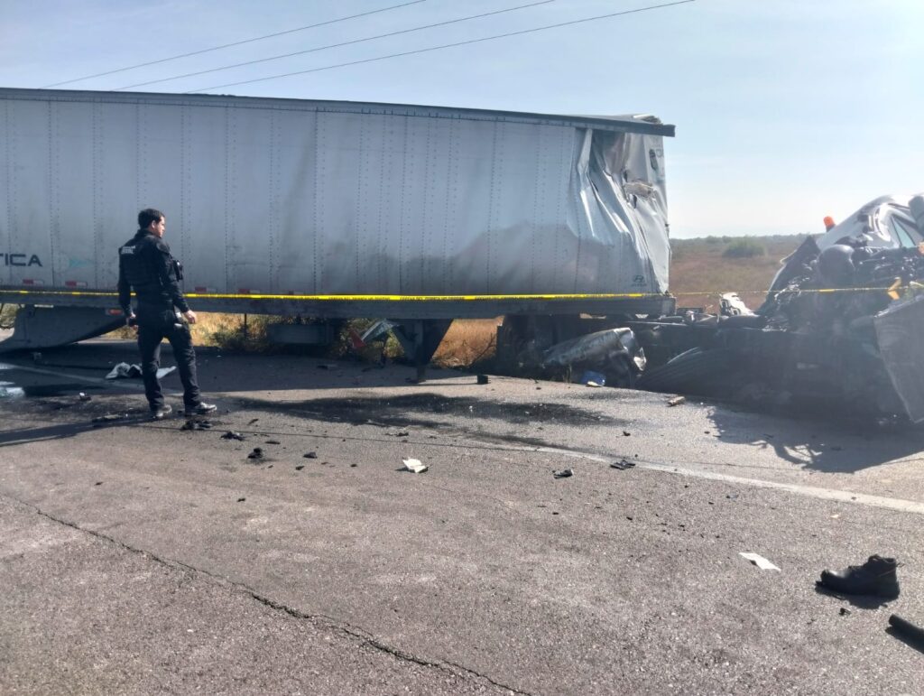 Choque de tráileres en carretera Tula-Victoria causa daños y un herido