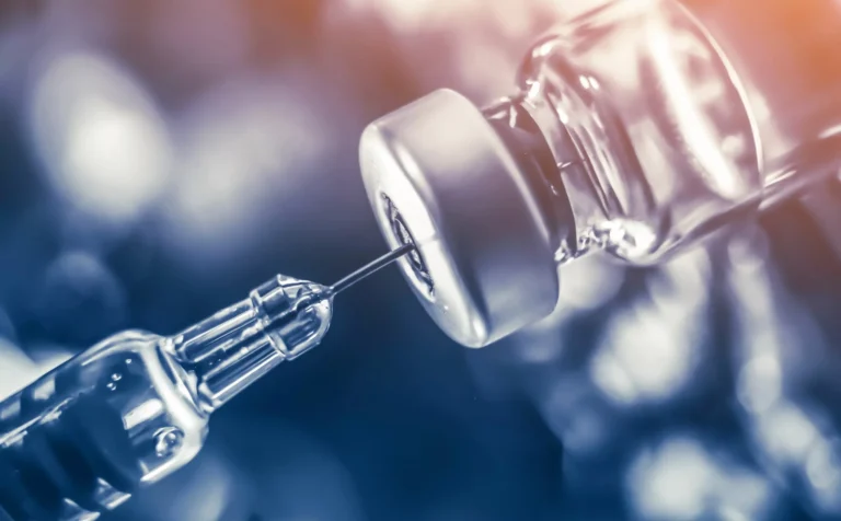 Cofepris aprueba vacuna de GSK contra el VSR en México