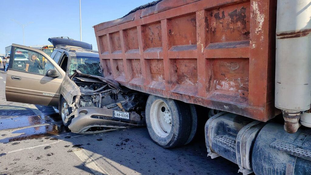 Mujer resulta lesionada tras chocar contra camión de volteo en carretera de Nuevo Laredo