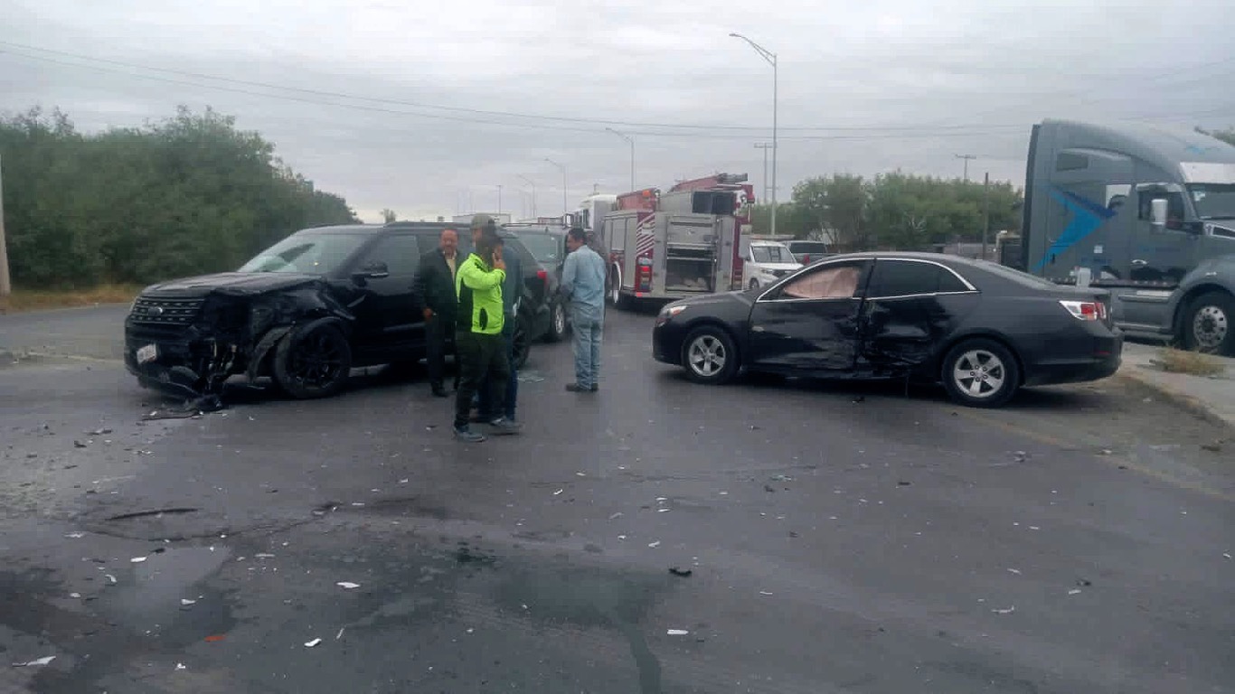 Imprudencia al volante provoca choque y deja a mujer lesionada en Nuevo Laredo