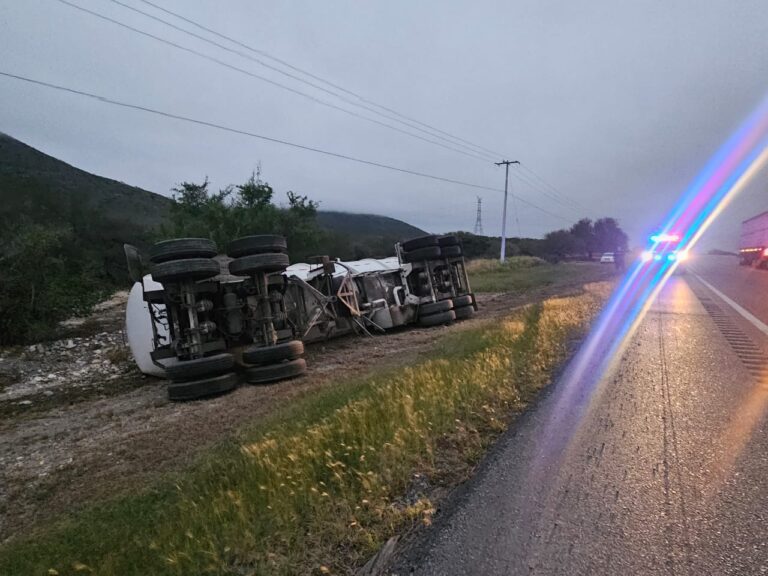 Guardia Estatal asegura zona tras volcadura de auto tanque en Llera