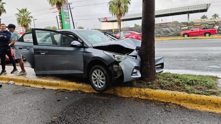 Futbolista del Correcaminos choca contra una palmera en Ciudad Victoria