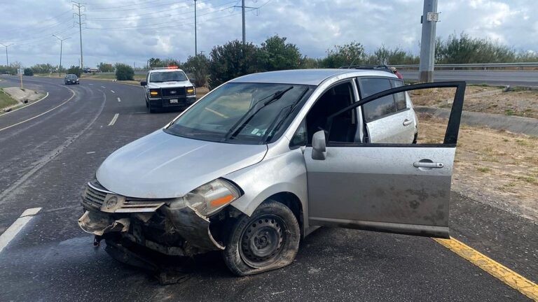 Conductor mayor sale ileso de aparatoso choque en Nuevo Laredo