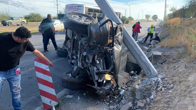 Vuelca camioneta tras chocar contra poste en Nuevo Laredo