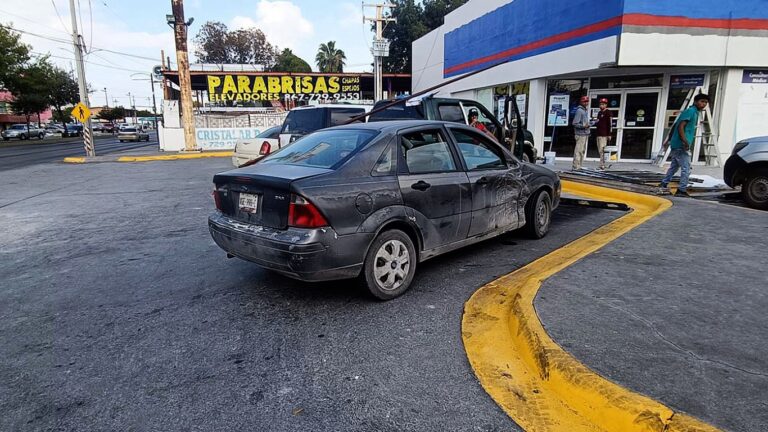 Conductora imprudente provoca choque en céntrica avenida de Nuevo Laredo