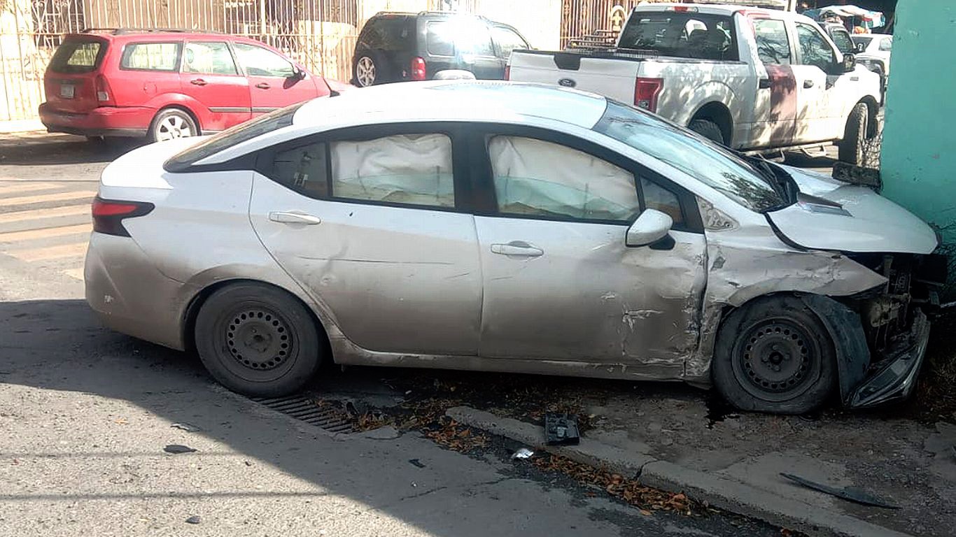 Fuerte accidente en Nuevo Laredo involucra dos autos