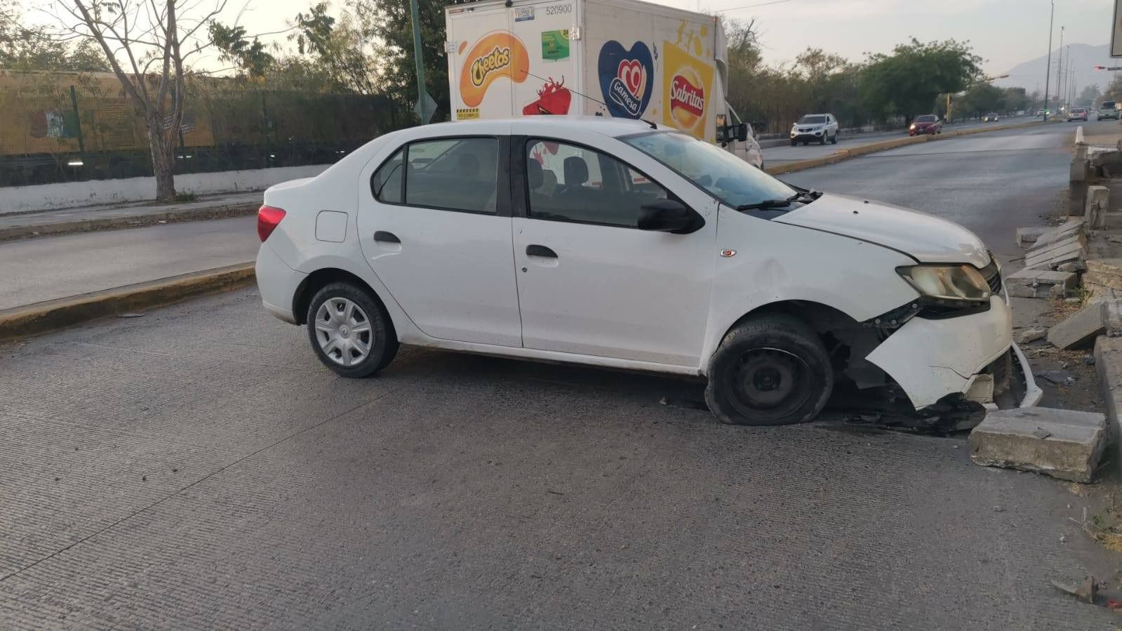 Choca y abandona su auto tras accidente en el Eje Vial Lázaro Cárdenas, en Ciudad Victoria