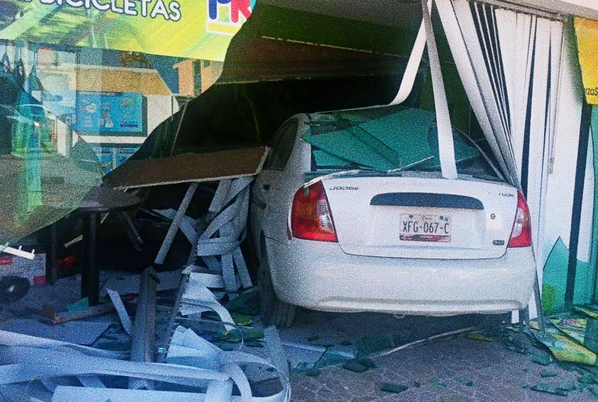 Impactante accidente en Ciudad Victoria: conductor se estampa contra tienda