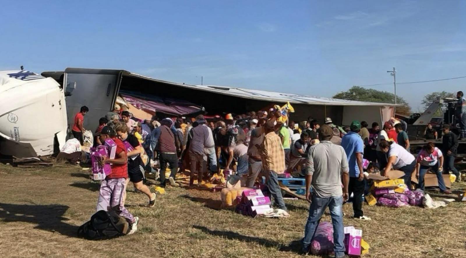 Tráiler con comida para mascotas vuelca en Ciudad Victoria y desata rapiña