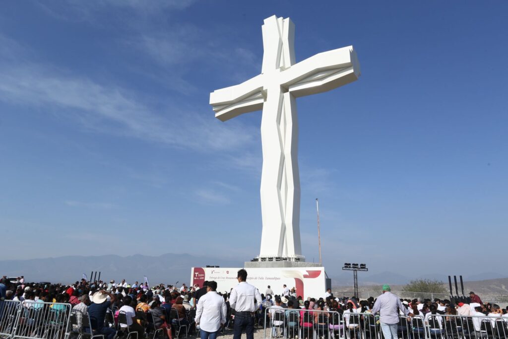 Américo Villarreal inaugura la cruz más grande de México en Tula