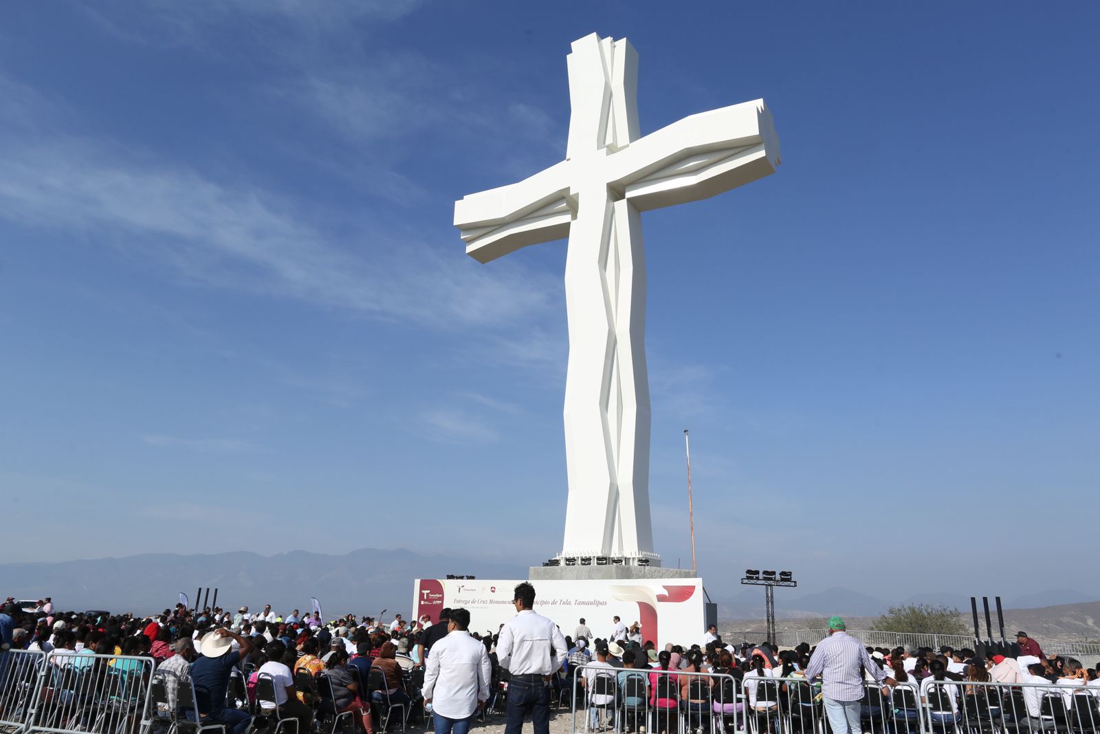 Américo Villarreal inaugura la cruz más grande de México en Tula