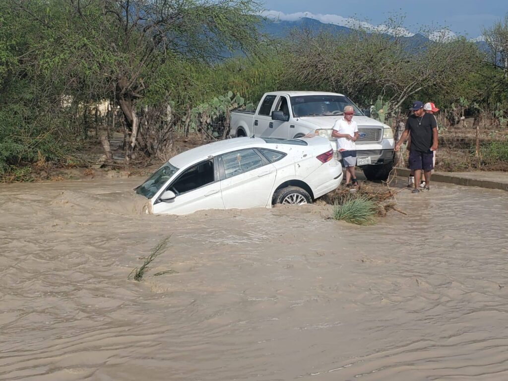 Conductor es arrastrado por canal pluvial en Tula, Tamaulipas