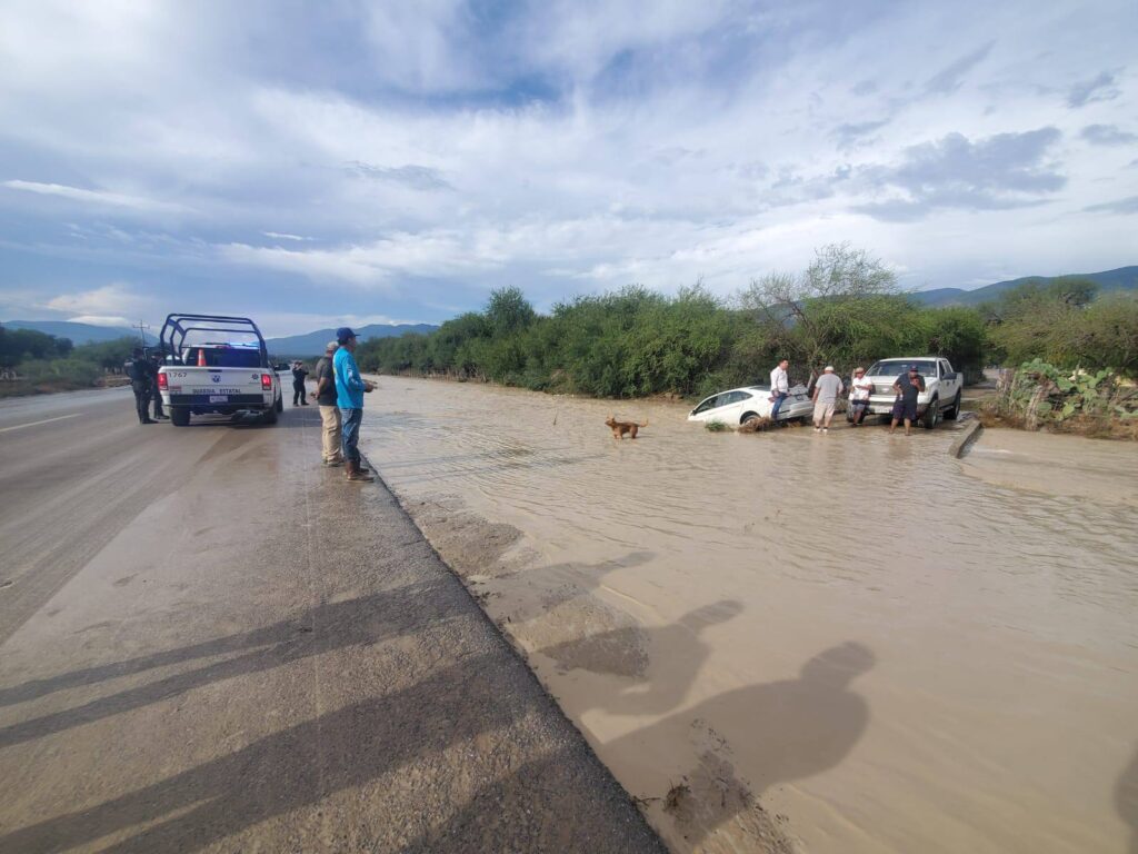 Conductor es arrastrado por canal pluvial en Tula, Tamaulipas