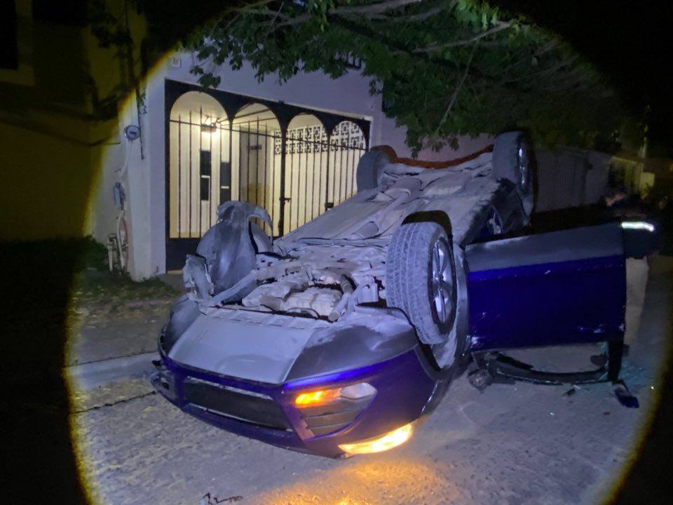 Camioneta vuelca tras chocar contra vehículos estacionados en Cd. Victoria