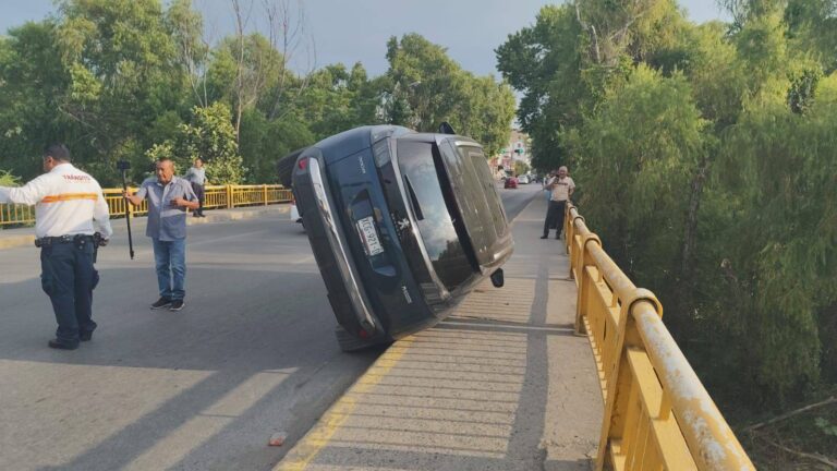 Ciudad Victoria: choque provoca volcadura de camioneta Peugeot
