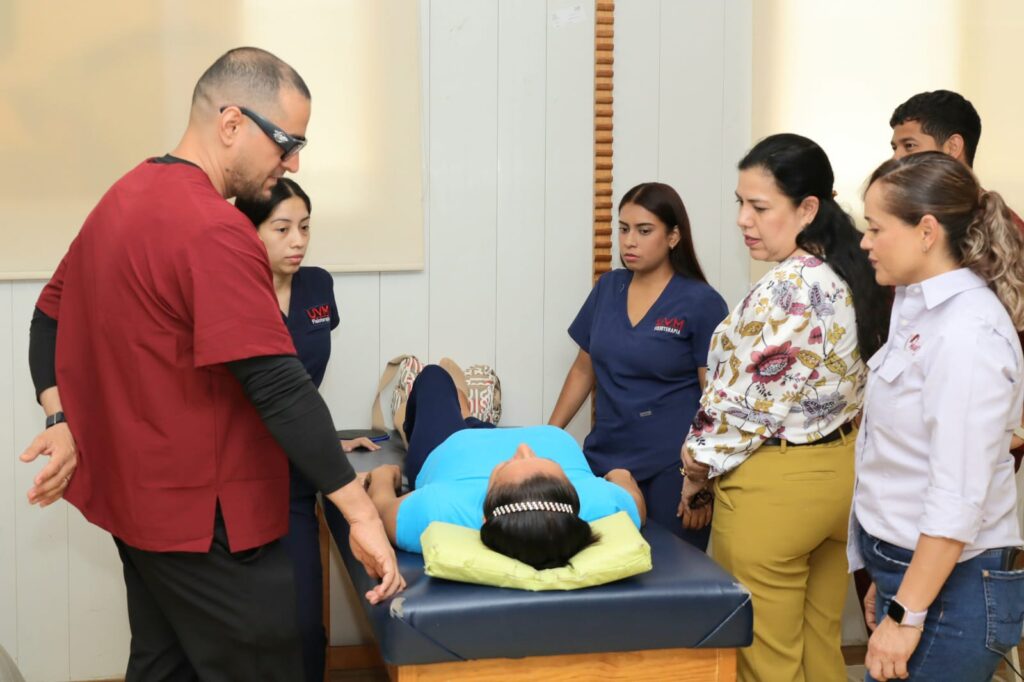 Patty Chío entrega equipo y uniformes al CRI Mante