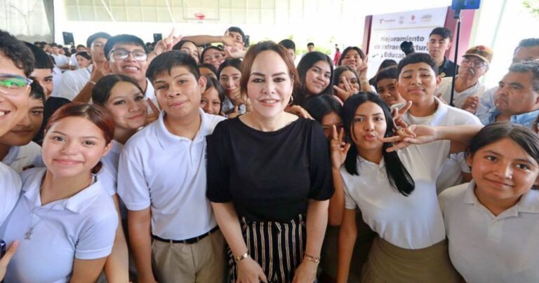 Carmen Lilia Canturosas beca a más de 28 mil estudiantes