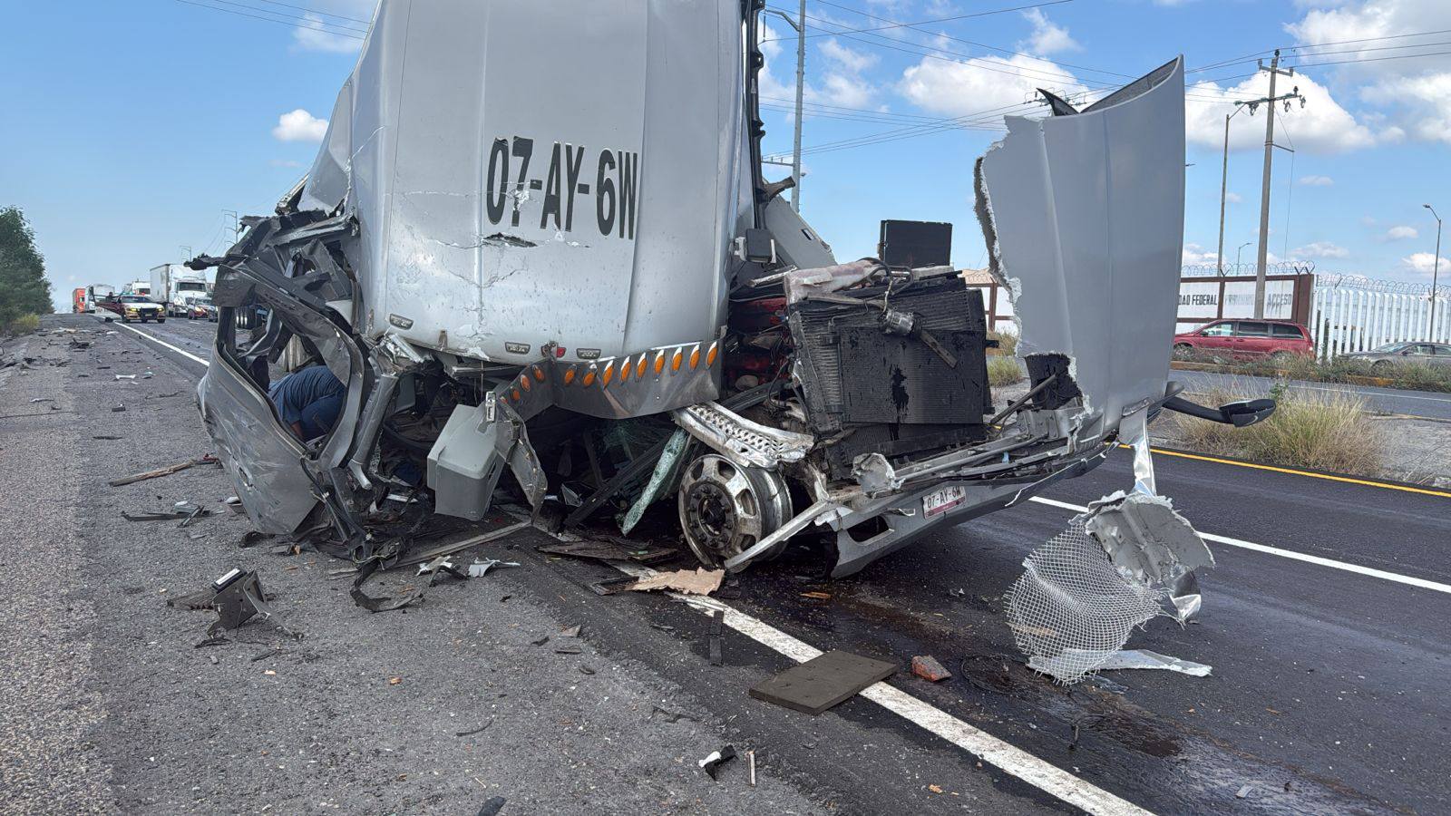 Choque de tractocamiones en la Reynosa–Monterrey deja un lesionado