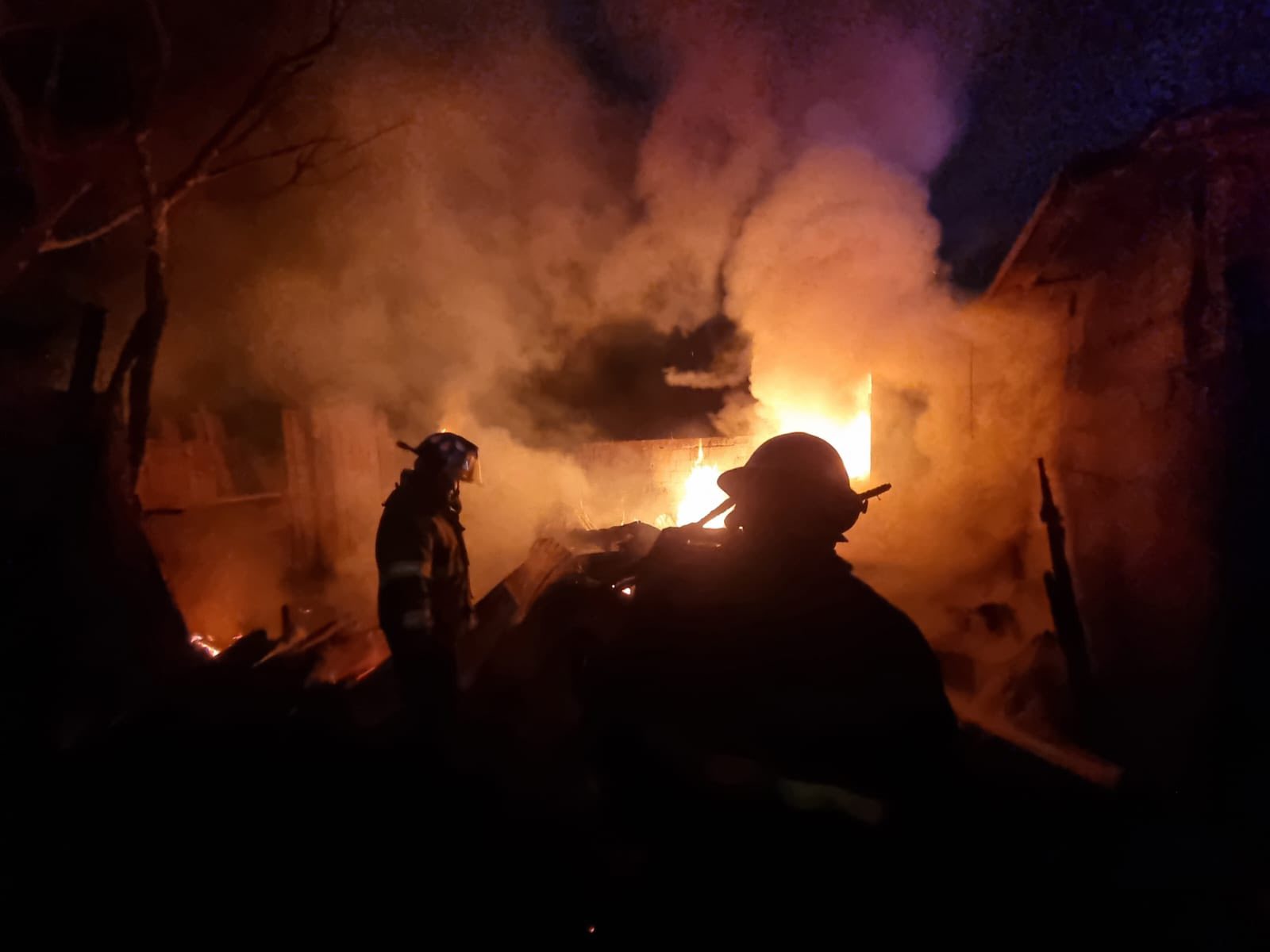 Fuerte incendio moviliza a cuerpos de emergencia en Ciudad Victoria