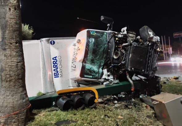 Ebrio provoca choque y vuelca camión en Ciudad Victoria