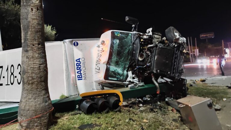 Ebrio provoca choque y vuelca camión en Ciudad Victoria