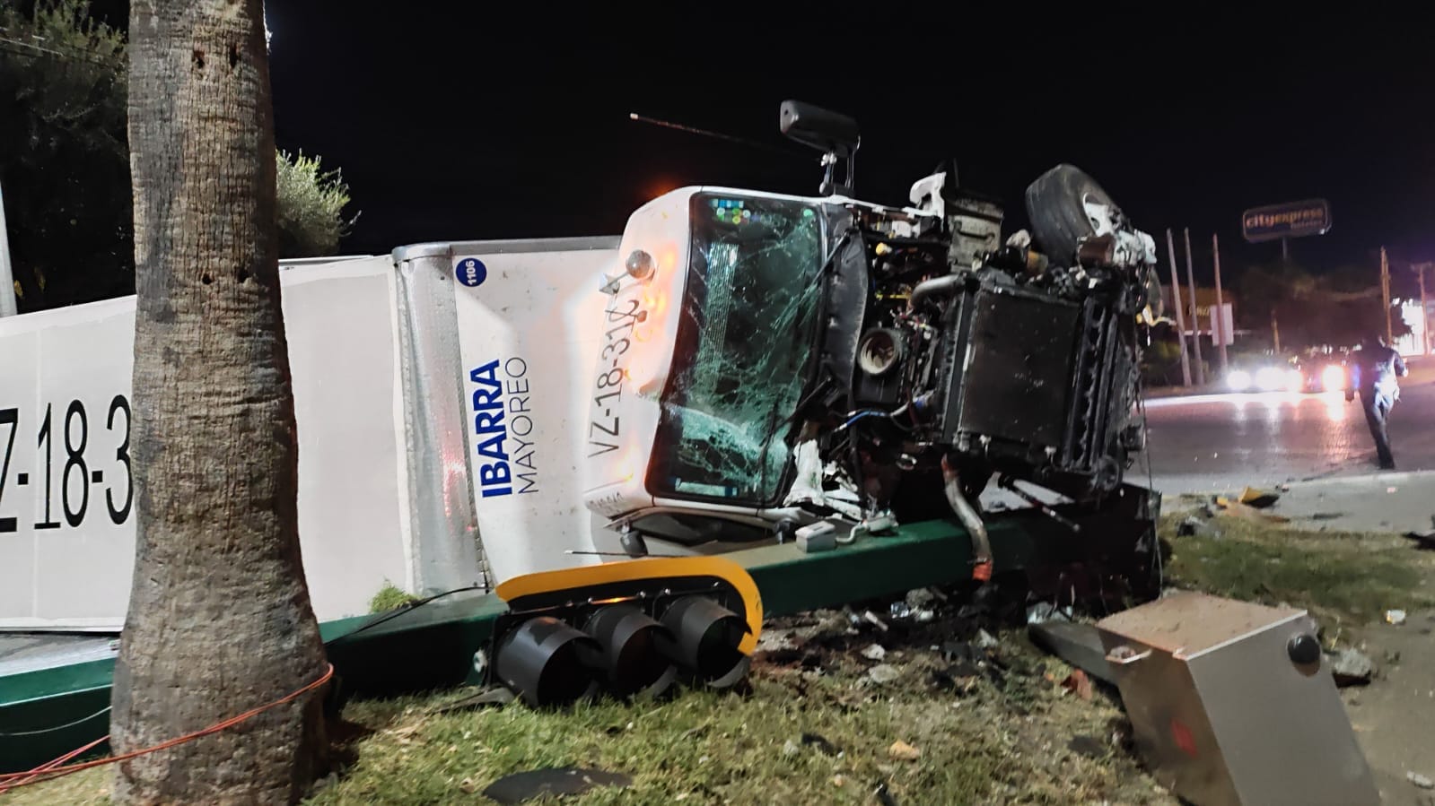 Ebrio provoca choque y vuelca camión en Ciudad Victoria