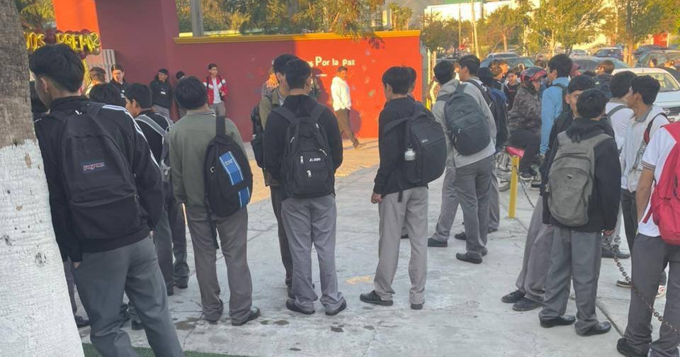 Retiran de clases a 40 alumnos por no llevar cabello corto en preparatoria de Victoria