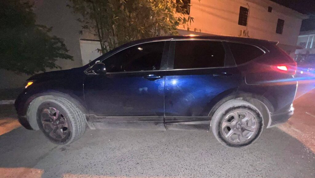 Hallan tres armas largas y chaleco en vehículo abandonado