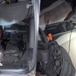 Hallan tres armas largas y chaleco en vehículo abandonado