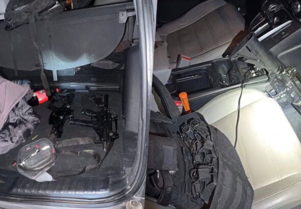 Hallan tres armas largas y chaleco en vehículo abandonado