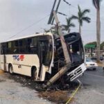 Autobús industrial derriba poste y choca contra auto en Altamira