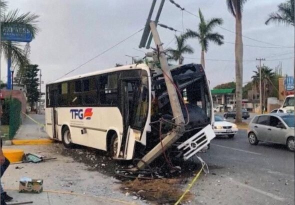Autobús industrial derriba poste y choca contra auto en Altamira
