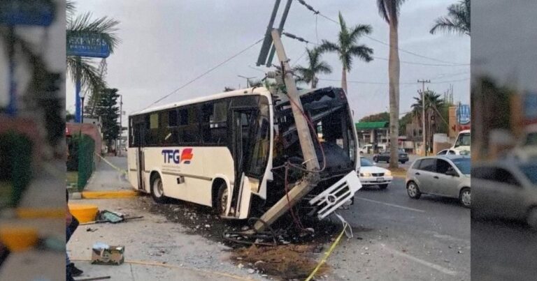Autobús industrial derriba poste y choca contra auto en Altamira