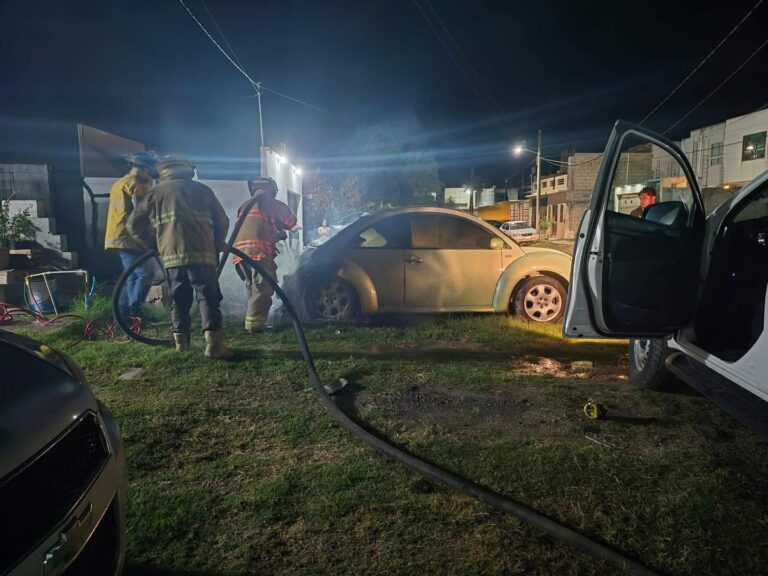 Incendio de auto en Lomas de Guadalupe moviliza a bomberos en Cd. Victoria