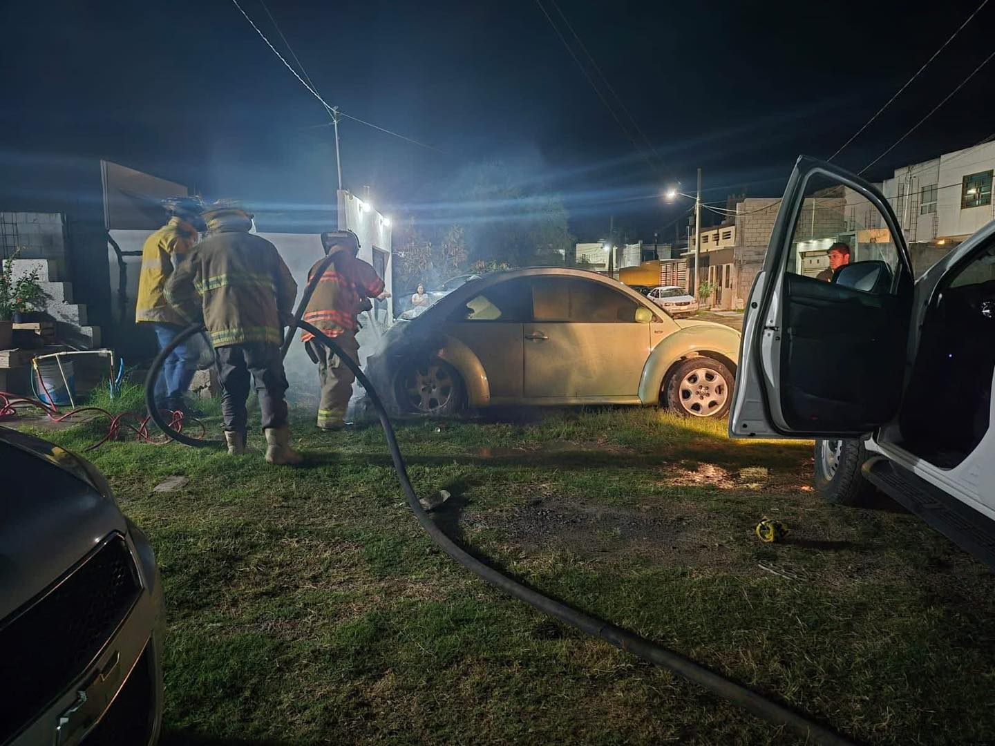 Incendio de auto en Lomas de Guadalupe moviliza a bomberos en Cd. Victoria