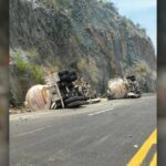 Volcadura de pipa con gasolina obliga a cerrar la Rumbo Nuevo