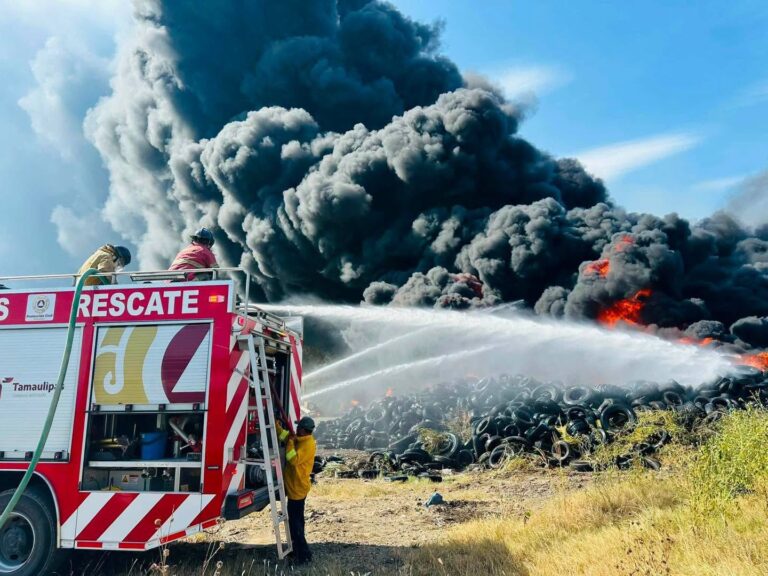 Viento complica combate a incendio en relleno sanitario de Ciudad Victoria