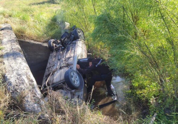 Rescatan a conductora tras volcadura en la carretera Victoria-Monterrey