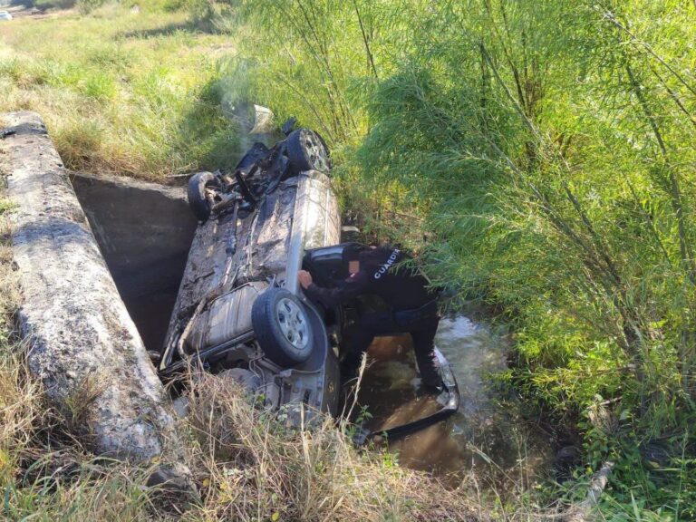 Rescatan a conductora tras volcadura en la carretera Victoria-Monterrey